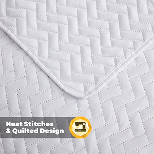 Maple&Stone White Queen Quilt Set - 3-Piece Lightweight Chevron Bedspread