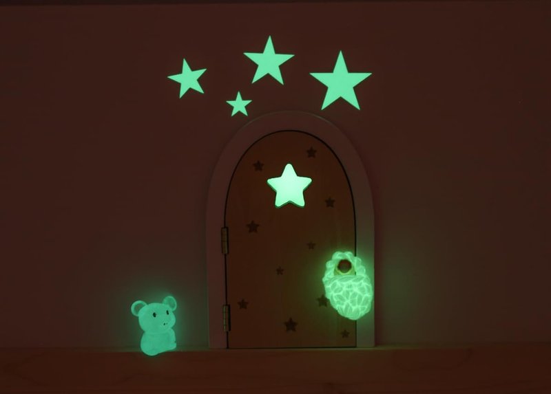 Qué Kawaii® MAGICAL Pérez mouse kit. DOOR THAT OPENS AND SHINES IN THE DARK Wooden door and+crochet bag+stars+little mouse that glows in the dark+6 certificates in Spanish (NATURAL)