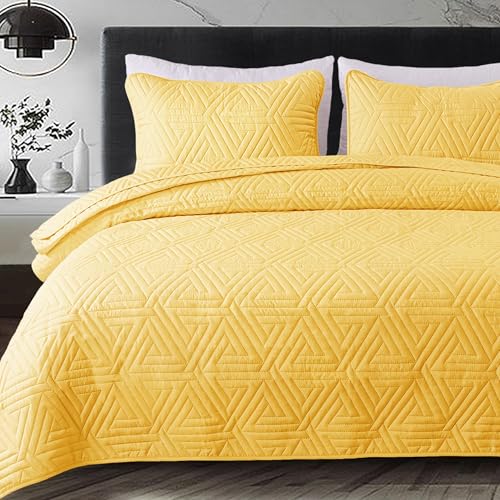 Whale Flotilla Queen Quilt Set - 3-Piece Yellow Geometric Bedspread