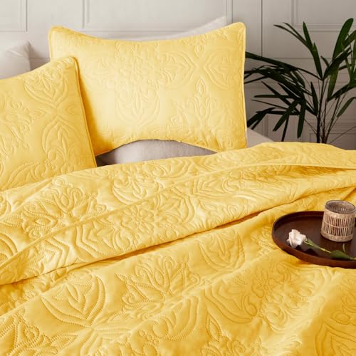 Whale Flotilla Queen Quilt Bedding Set - 3-Piece Vintage Damask Bedspread