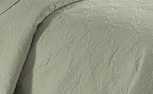 Fancy Linen 3-Piece Oversized Embossed Floral Daisy Coverlet Set, King/Cal King