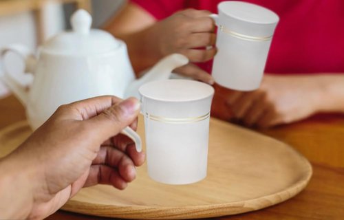 " OCCASIONS " 40 Mugs Pack, Heavyweight Disposable Wedding Party Plastic 8 oz Coffee Mugs/Tea Cups/Cappuccino Cups/Espresso Cup with Handles (8 oz Coffee, White & Gold Rim)