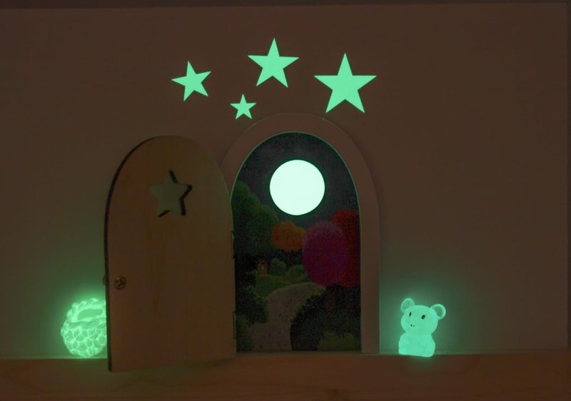 Qué Kawaii® MAGICAL Pérez mouse kit. DOOR THAT OPENS AND SHINES IN THE DARK Wooden door and+crochet bag+stars+little mouse that glows in the dark+6 certificates in Spanish (NATURAL)