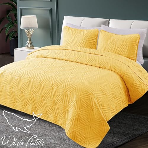 Whale Flotilla Queen Quilt Set - 3-Piece Yellow Geometric Bedspread