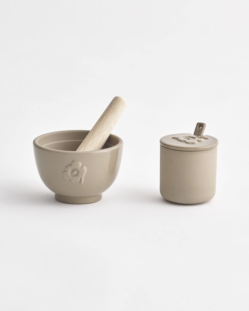 MARIMEKKO Oiva Unikko Mortar and Pestle — Refine Your Kitchen Décor with Our Iconic Floral Dinnerware — Stylish Pestle and Mortar Set to Elevate Your Dining Experience (3 in x 3 in)