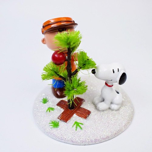 Department 56 Peanuts Charlie Brown & Snoopy Figurine - Hand-Crafted Perfect Tree, 2.76 Inch