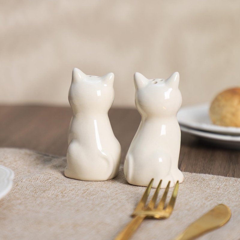 Bicuzat Ceramic Retro Cat Lovers Shape Salt & Pepper Shakers Set, Hand-Painted Cats Salt and Pepper Shakers, 2 PCS Set-White