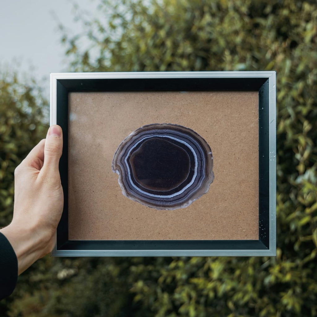 Sisamn Black Agate Slices Bulk Geode Coasters Set of 4 with Rubber Bumpers - Unique 3-4 Inch Dyed Stone Drink Crystal Coasters for Home Decor, Coffee Table, Bar Accessories