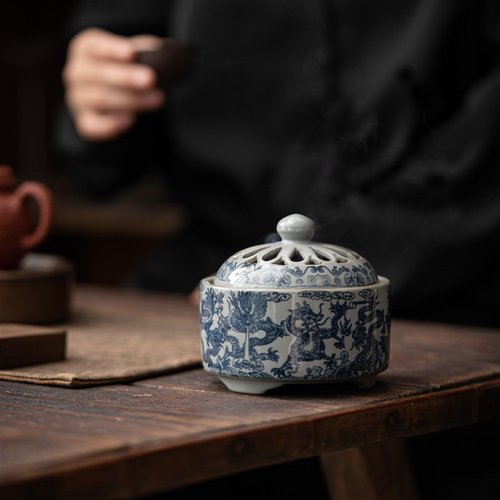 WKHOKI Ceramic Garlic Keeper with Breathable Bamboo Lid - Airtight Garlic Storage Container for Kitchen Countertop, Hand-Glazed Blue & White Garlic Jar with Non-Slip Base
