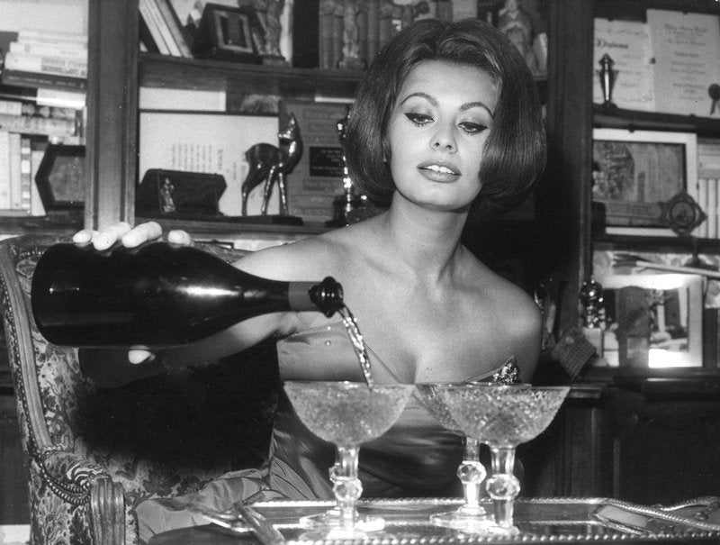 Sophia Loren pouring wine Photo Print (30 x 24)