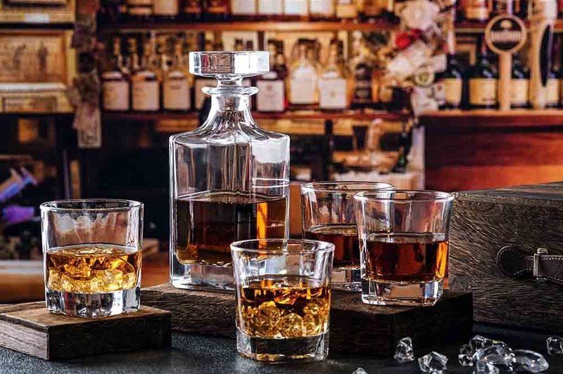 First to act tactical Whiskey Decanter Glasses Set Lead-Free Crystal Glass Scotch Tasting Cups Wine Bottle for Drinking Irish Whisky Bourbon Tequila tumbler (Square, 1 Decanter & 6 Glasses Set)