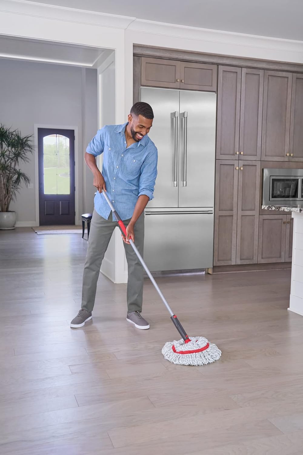 Rubbermaid Microfiber Twist Mop Kit - Machine Washable with 2 Refills | Lightweight & Safe for All Floor Types