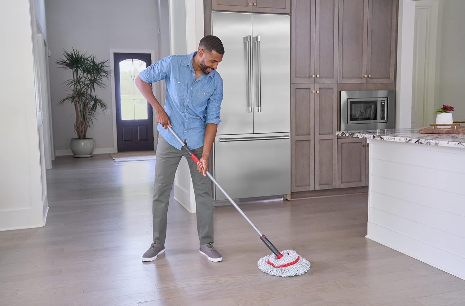 Rubbermaid Microfiber Twist Mop Kit - Machine Washable with 2 Refills | Lightweight & Safe for All Floor Types