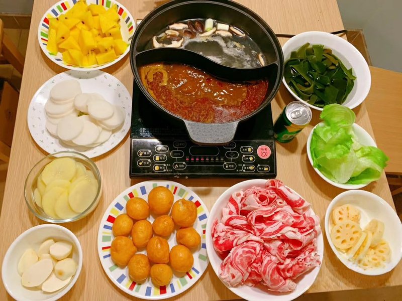 MANHANDIAO Cast iron hot pot with Divider,Dual-Sided 12.5 Inch Shabu Shabu Pot, Multi-Functional Hotpot Pot with Divider, Gas Stove, Black