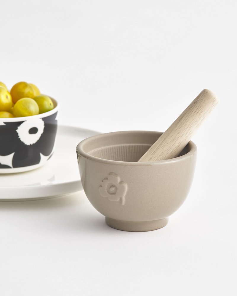 MARIMEKKO Oiva Unikko Mortar and Pestle — Refine Your Kitchen Décor with Our Iconic Floral Dinnerware — Stylish Pestle and Mortar Set to Elevate Your Dining Experience (3 in x 3 in)
