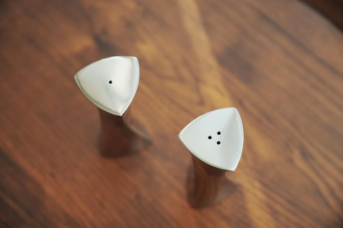 YcQuixoti Salt and Pepper Combo Set，2-Piece, Triangular Prism, Mirror Finish, 18/8 Stainless Steel Seasoning Jars, for Table, RV, Camping, BBQ