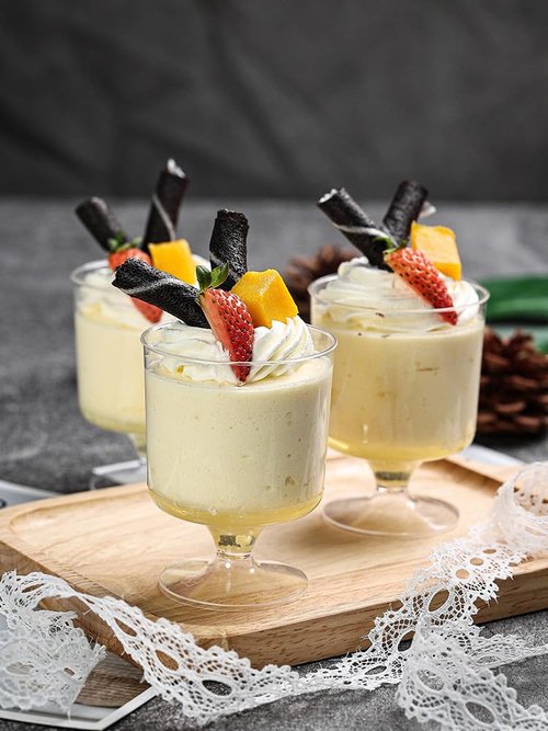 DI QIU REN 120 Pcs 5oz Dessert Cups with Golden Spoon, Plastic Dessert Parfait Cup Clear Appetizer Pudding Cup, Round Serving Goblet Cups Shot Glasse (with Gold Rim,Gold Spoon,Cocktail Picks)