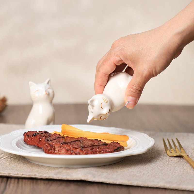 Bicuzat Ceramic Retro Cat Lovers Shape Salt & Pepper Shakers Set, Hand-Painted Cats Salt and Pepper Shakers, 2 PCS Set-White