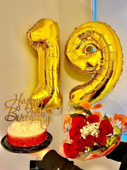Gold Number 19 Balloons by [Brand Name] - 40-Inch Foil Birthday Decorations for Men & Women
