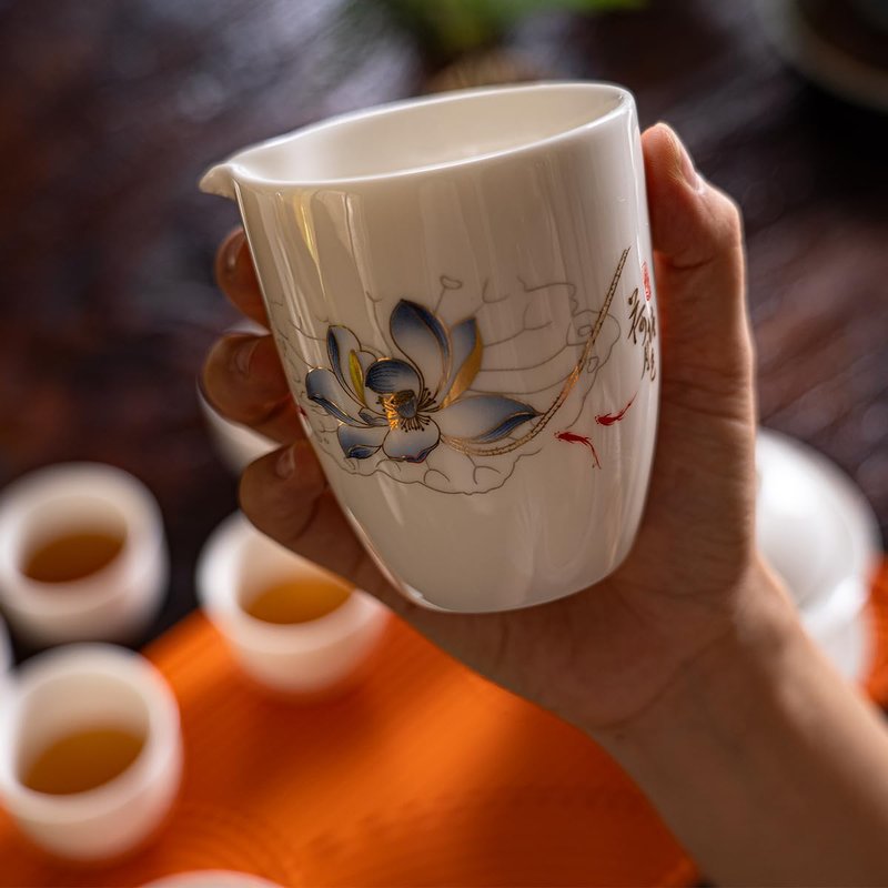 KEYDUACU Gaiwan Chinese Gongfu Tea Set，Asian Adult White Ceramic Tea Set, 6 Cups Suitable for Small Gatherings, Home, Office and Travelling, Gift Giving.(Traveling-Lotus Flower)