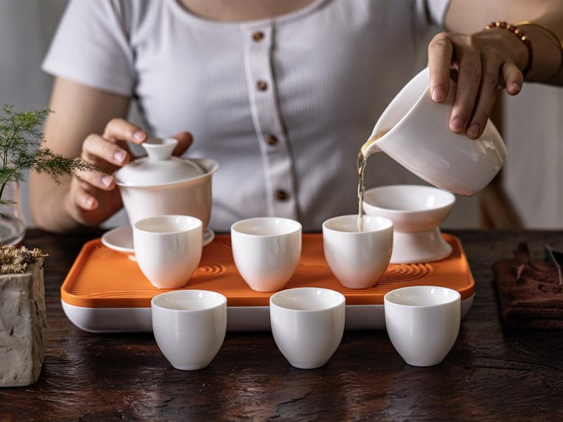 KEYDUACU Gaiwan Chinese Gongfu Tea Set，Asian Adult White Ceramic Tea Set, 6 Cups Suitable for Small Gatherings, Home, Office and Travelling, Gift Giving.(Traveling-Lotus Flower)