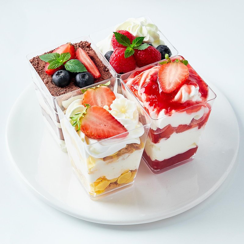 Kucoele 50 Pack 5 oz Plastic Dessert Cups with Lids and Spoons, Clear Parfait Cups Pudding Cups Mini Party Serving Cups for Appetizer Fruit Yogurt Ice Cream