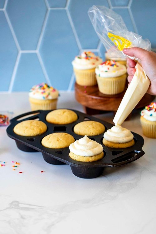 Lodge Cast Iron Muffin Pan - Durable Non-Stick Bakeware for Perfectly Baked Muffins | 6-Cup Capacity