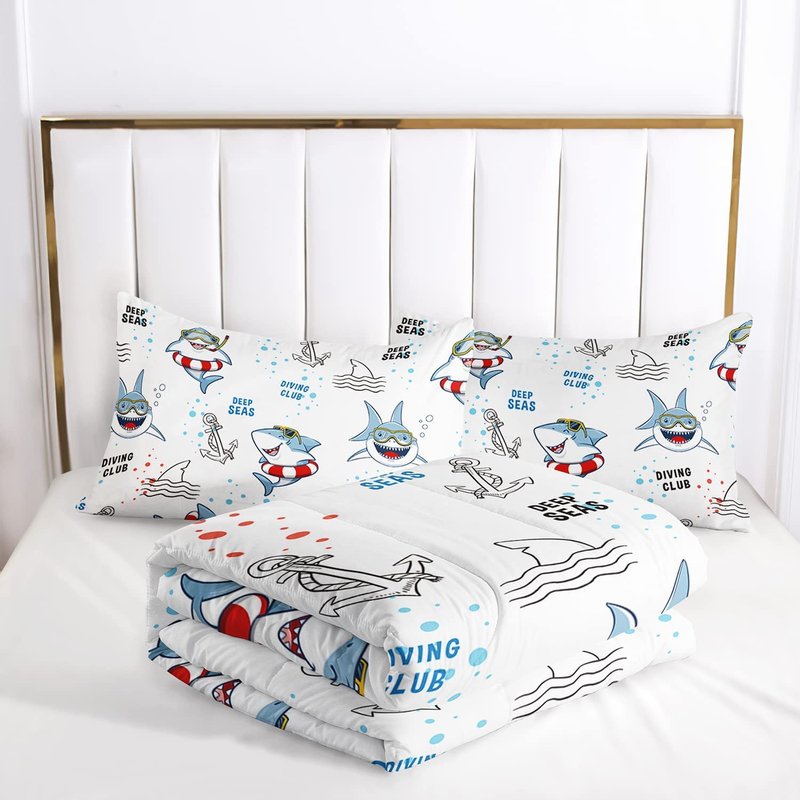 Suncloris Cute Cartoon Shark Comforter Set, Deep Sea Diving Club Sharks Bedding Bedspread for Kids and Adults, Lovely Marine Life Pattern Quilt Bedroom Decor with 2 Pillow Cases (Queen, 01)