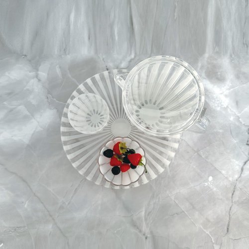 GUZZINI Dolcevita 12" Round Tray - Mother of Pearl - 100% Recycled Plastic, Centerpiece Stand for Fruits, Nuts, Plants, Decorative Platter for Ottoman, Coffee Table for Home Décor & Living Room