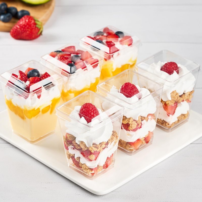 Soelomu 100 Pack 5 oz Plastic Dessert Cups with Lids and Spoons, Mini Parfait Cups Clear Dessert Shooter Cups for Banana Pudding, Jello, Fruit, Appetizer, Trifle