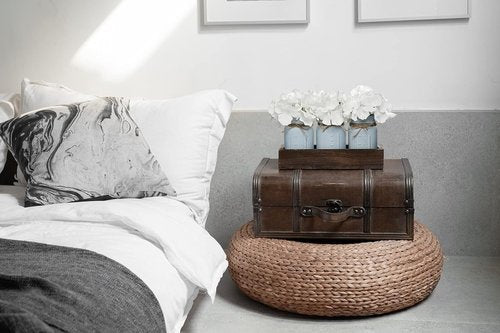 Mkono Decorative Wood Tray - Mason Jar Centerpiece with 3 Painted Jars & Artificial Flowers | Rustic Farmhouse Decor for Dining Room & Living Room