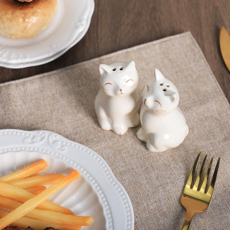Bicuzat Ceramic Retro Cat Lovers Shape Salt & Pepper Shakers Set, Hand-Painted Cats Salt and Pepper Shakers, 2 PCS Set-White