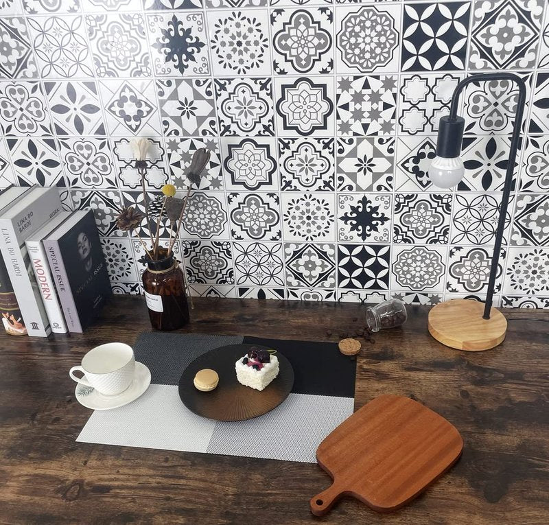 HeloHo Placemats Set of 6 Black and White Placemats Heat-Resistant Washable Vinyl Woven Table Mats Wipeable Placemat for Kitchen Dining Table Decoration Indoor Outdoor