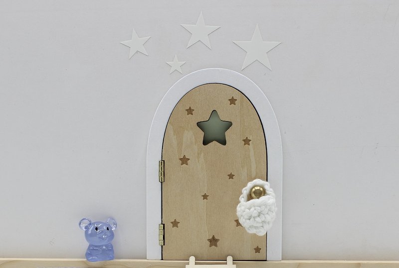 Qué Kawaii® MAGICAL Pérez mouse kit. DOOR THAT OPENS AND SHINES IN THE DARK Wooden door and+crochet bag+stars+little mouse that glows in the dark+6 certificates in Spanish (NATURAL)