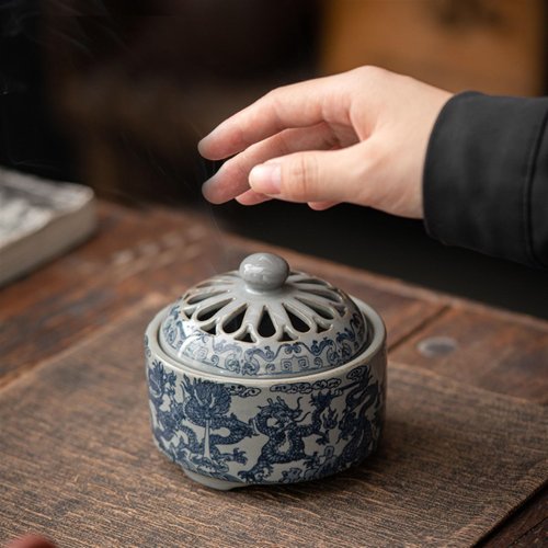 WKHOKI Ceramic Garlic Keeper with Breathable Bamboo Lid - Airtight Garlic Storage Container for Kitchen Countertop, Hand-Glazed Blue & White Garlic Jar with Non-Slip Base