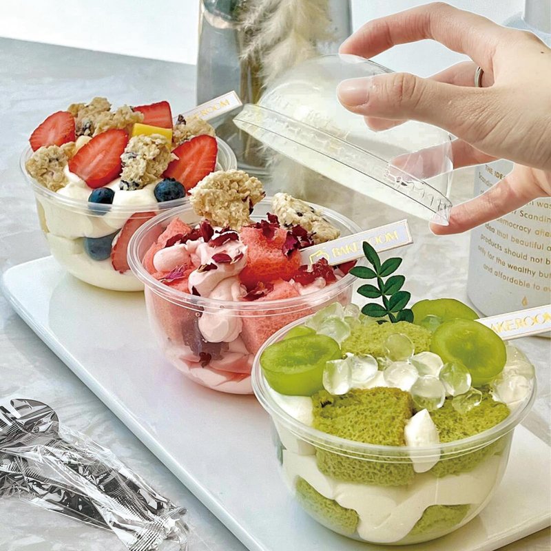 Hiasobre 50 Pack Plastic Cups with Dome Lids and Spoons, 8 oz Clear Dessert Cups with No Hole Lids, Mini Disposable Parfait Cups for Fruit Ice Cream Pudding Yogurt Trifle