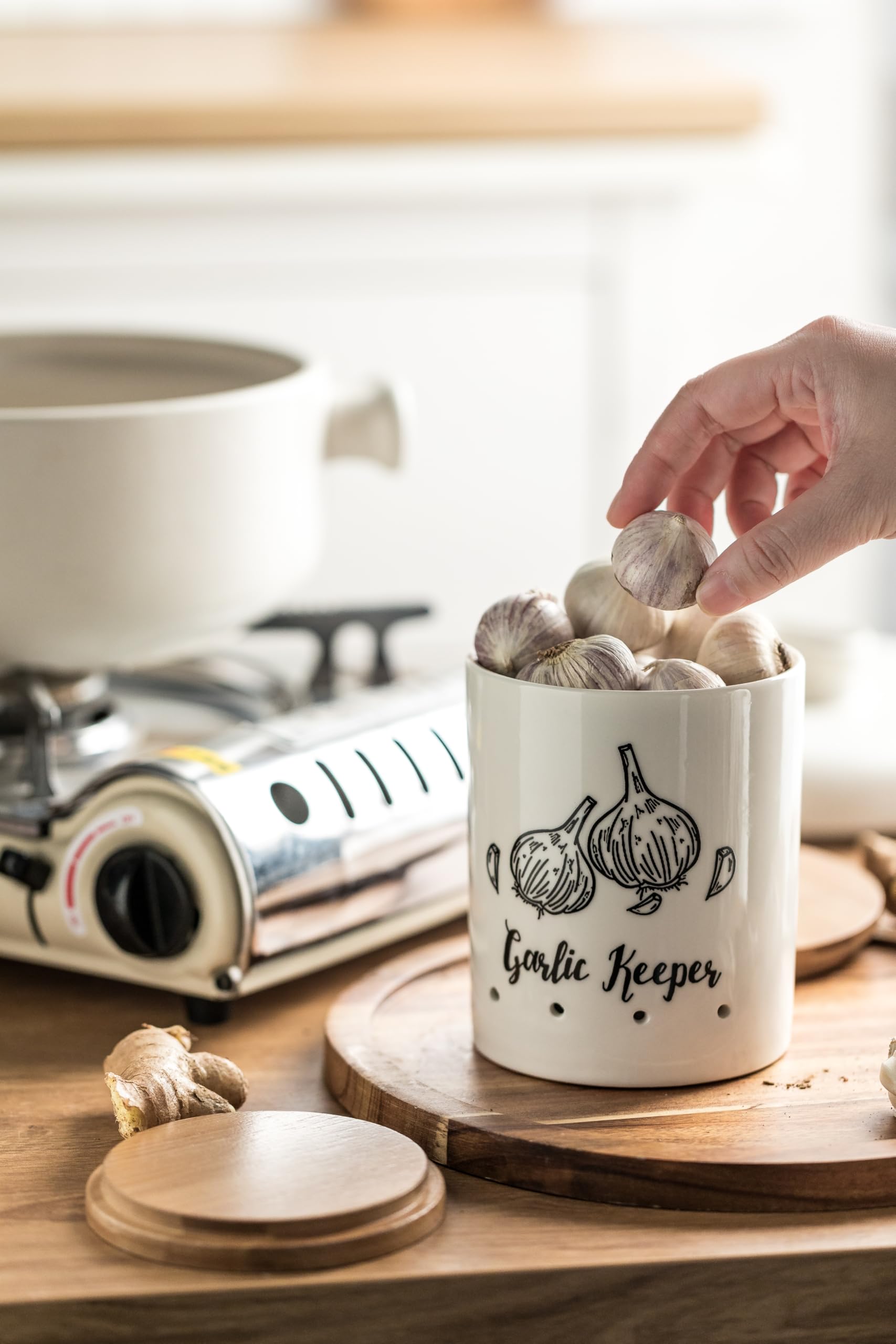 LYEOBOH Garlic Keeper, Garlic Storage, Garlic Holder, Large Ceramic Garlic Keeper with Wooden Lid, Garlic Jar, Garlic Storage Container, White