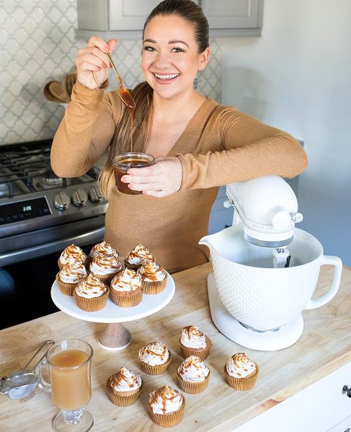 Caperci Parchment Cupcake Liners - 225pcs Standard Muffin Cups with Excellent Greaseproof & Non-Stick Design (Natural)