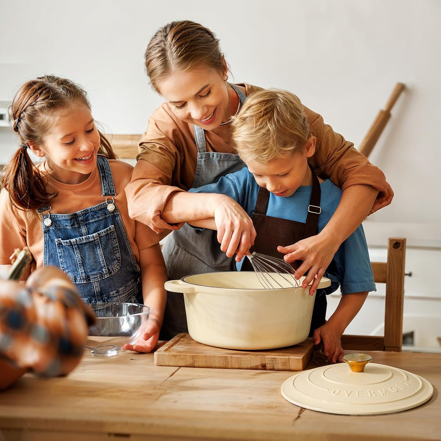 Overmont Enameled Cast Iron Dutch Oven - 7QT Heavy-Duty Pot with Lid & Cookbook | Cream White