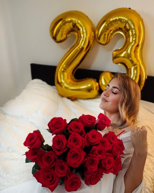 Gold Number 19 Balloons by [Brand Name] - 40-Inch Foil Birthday Decorations for Men & Women
