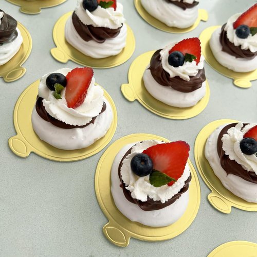 IHDYPPEW 600PCS 3inch Mini Cake Boards, Premium Round Golden Mousse Cake Boards, Versatile Cupcake Bases & Dessert Displays, Perfect for Parties and Special Occasions