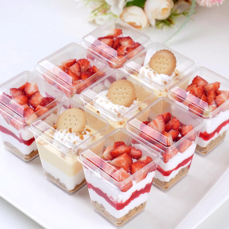 Zezzxu 100 Pack 5 oz Plastic Dessert Cups with Lids and Spoons, Banana Pudding Cups with Lids Mini Dessert Shooters for Party Individual Yogurt Parfait Jello Fruit Trifle