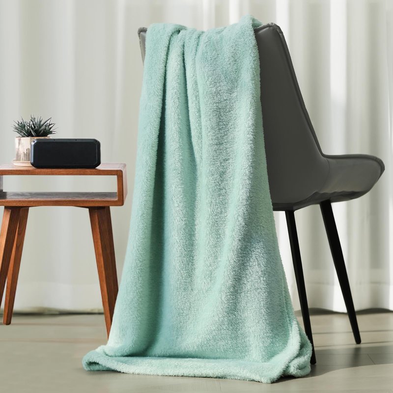 Felesha Fingal Plush Fleece Throw Blanket for Couch and Bed, Fluffy Fuzzy Cozy Soft Blankets All Season Use (50x60 Inches,Burgundy Red)