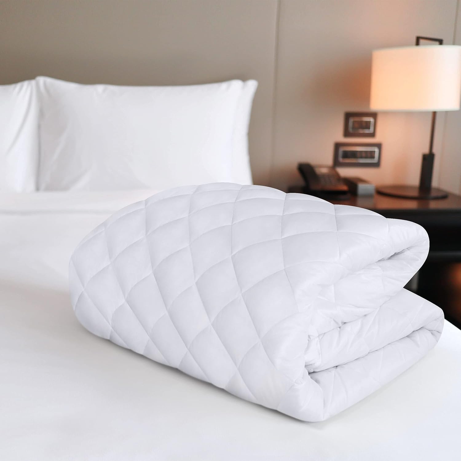 Utopia Bedding Quilted Fitted Mattress Pad - Queen Size Deep Pocket Protector | Machine Washable, White
