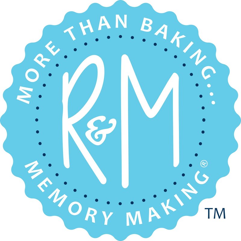 R&M Thanksgiving and Fall Leaves Gift Set. Includes 5-Piece Assorted Size Maple Leaf Cookie Cutters