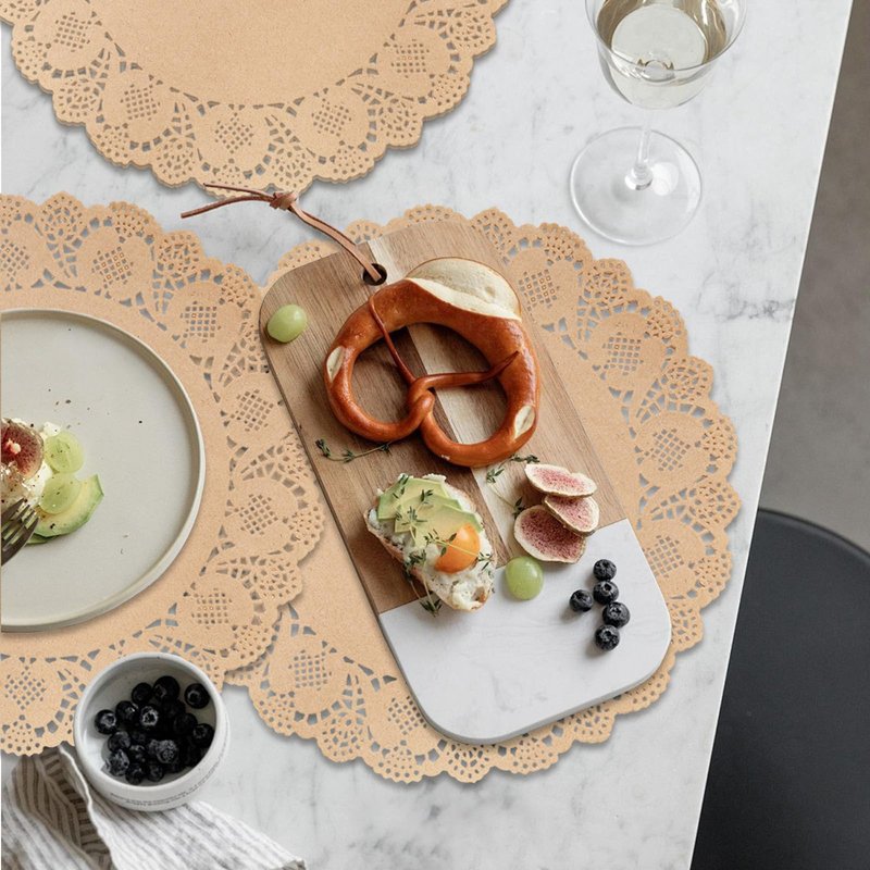 100 Pieces Round Kraft Paper Doilies 13.5 Inches Lace Papers Doilies Disposable Decorative Place Mats Table Pads for Food Cakes Crafts Party Weddings Tableware Decor