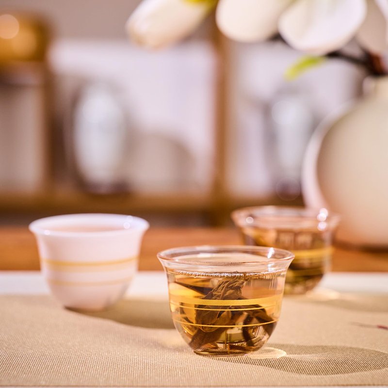 PARTYHIPPO Disposable Plastic Tea Cups, 1.5 oz Clear Turkish Style Tea Glasses, Heavy Duty Small Cups for Black Tea, Espresso, Wine Tasting, Dessert Shooters, Parties, 25 Count