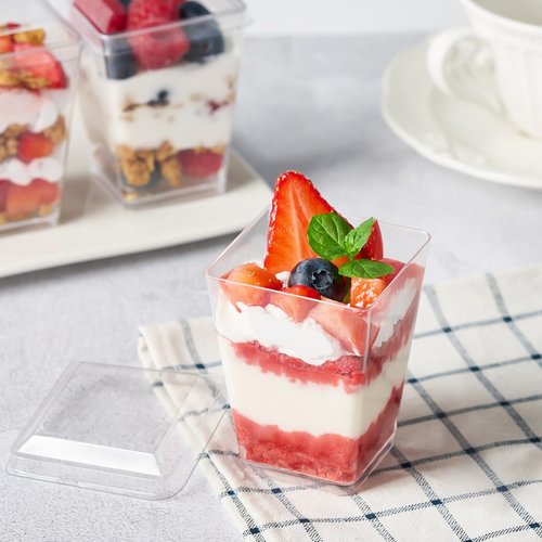 Soelomu 5 oz Plastic Dessert Cups with Lids and Spoons, 100 Pack Mini Parfait Cups Clear Dessert Shooter Cups for Banana Pudding, Jello, Fruit, Appetizer, Trifle