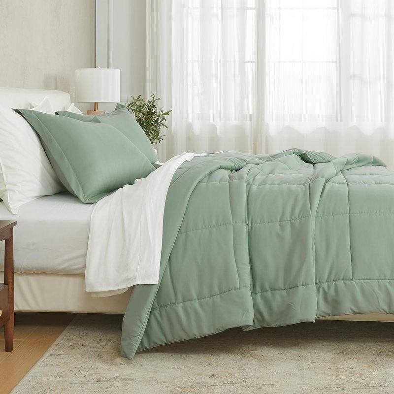 Great Bay Home Twin Size Holiday Comforter Set - Down Alternative 2 Piece Comforter Sets - All Season Bedding, Winter, Lodge Inspired Bedroom Decor (Twin/Twin XL, Cozy Maple)