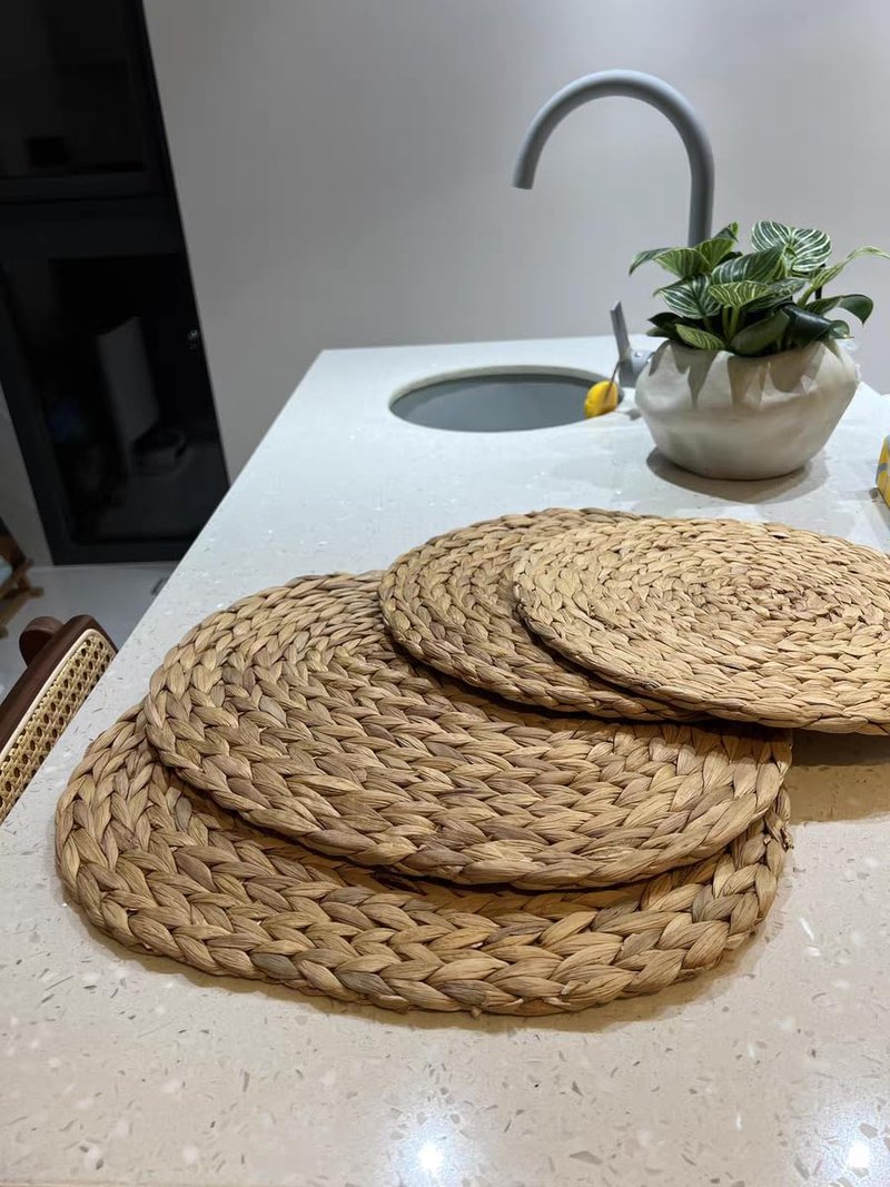 DAJAMAI Oval Woven Placemats Set of 6, Natural Water Hyacinth Charger Plates Non-Slip Weave Placemats Farmhouse Straw Braided Rattan Tablemats, Oval Wicker Place Mats for Dining Table